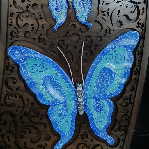 تابلو پروانه سه تایی ،بسیار زیبا و خاص ،ترکیب چوب و پروانه های مسی و مینا کاری شده  در ارتفاع 49 سانتی متر 