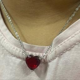 گردنبند قلبی با نگین سوارسکی قرمز  با رنگ نقره ای و آبکاری طلا شده و ضد حساسیت