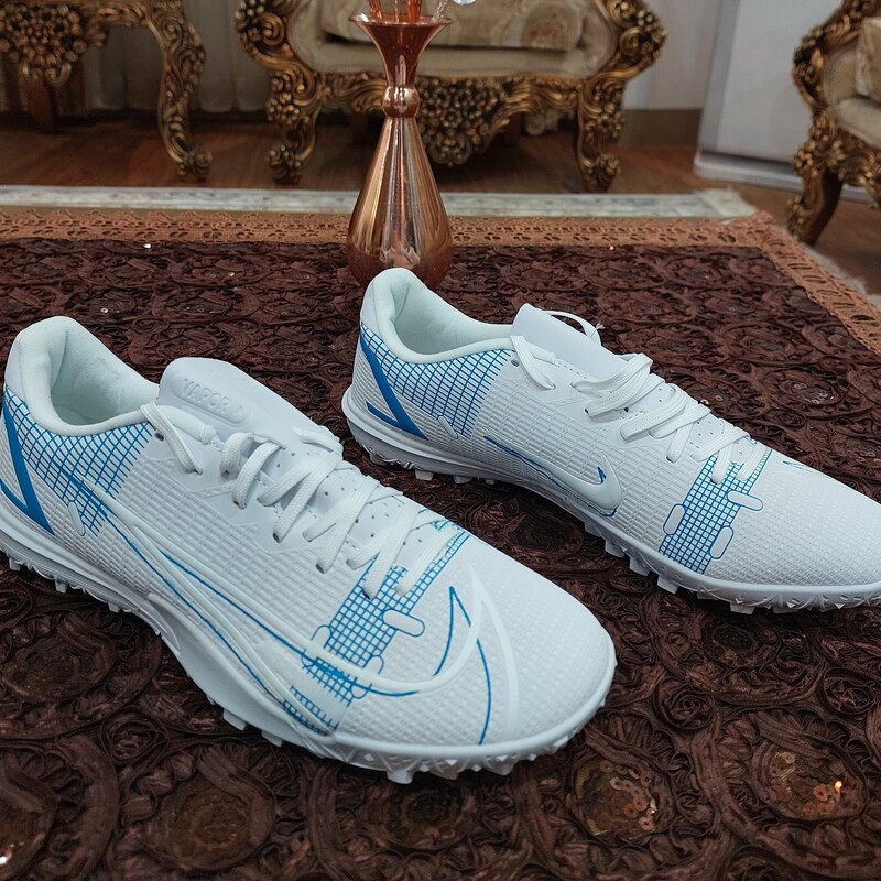 کفش فوتبال چمن مصنوعی  نایک  مرکوریال رنگ سفید  ساخت اندونزی  nike mercorial رنگ سفید 