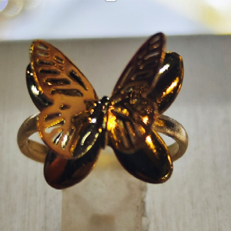 انگشتر بچگانه طلایی طرح پروانه بسیار زیبا و شکیل به صورت تکی و عمده