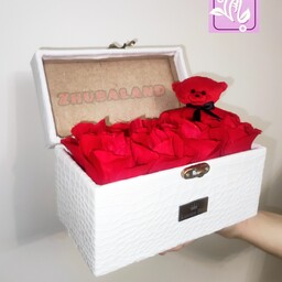 باکس گل صندوقی مستطیلی با رز مصنوعی قرمز و عروسک خرس . هدیه کادو عیدی سوپرایز