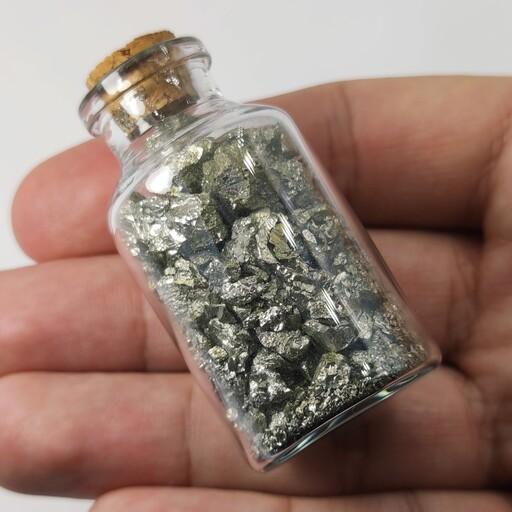 سنگ ریزه های فلز پیریت معدنی در بطری فانتزی    