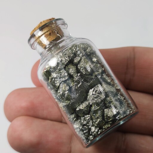 سنگ ریزه های فلز پیریت معدنی در بطری فانتزی  