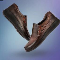 کفش مردانه تمام چرم طبیعی طبی مدل ارتا بدون بند رنگ قهوه ای مستقیم از تولید کننده(ارسال رایگان)