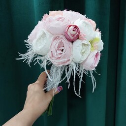 دسته گل مصنوعی عروس که از  ترکیب گل  پیونی سفید صورتی درست شده و  خیلی سبک و خوش دست