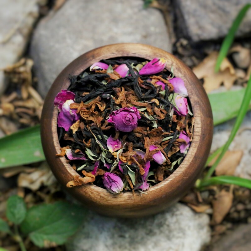 دمنوش یادمانه 110 گرمی. ترکیبی از  چای بهاره، چای به،  گل محمدی و کاکوتی