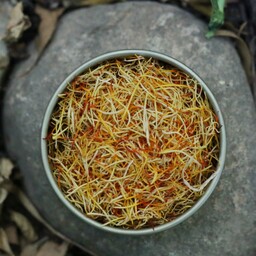 ریشه زعفران یک مثقالی در ظرف فلزی