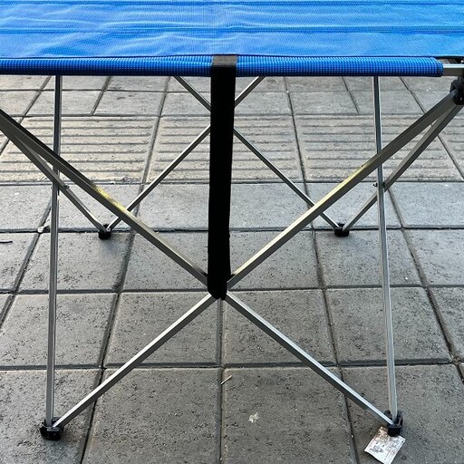 میز مسافرتی تاشو با اسکلت بندی ضربدری و رویه برزنتی تقویت شده با فلز