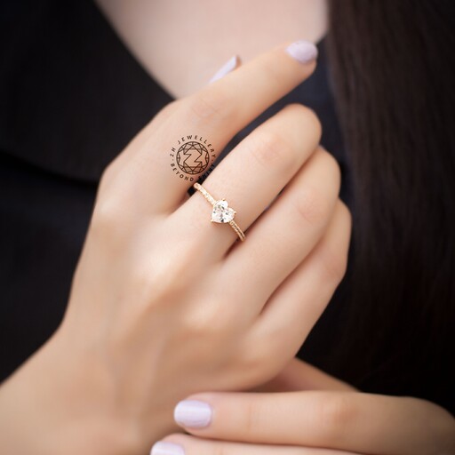 انگشتر زنانه و ظریف طرح جواهر(رنگ طلایی ورنگ ثابت و ضدحساسیت)