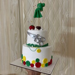 کیک تولد دو طبقه خیاط با وزن یک کیلوونیم  پس کرایه و هزینه ارسال با مشتری