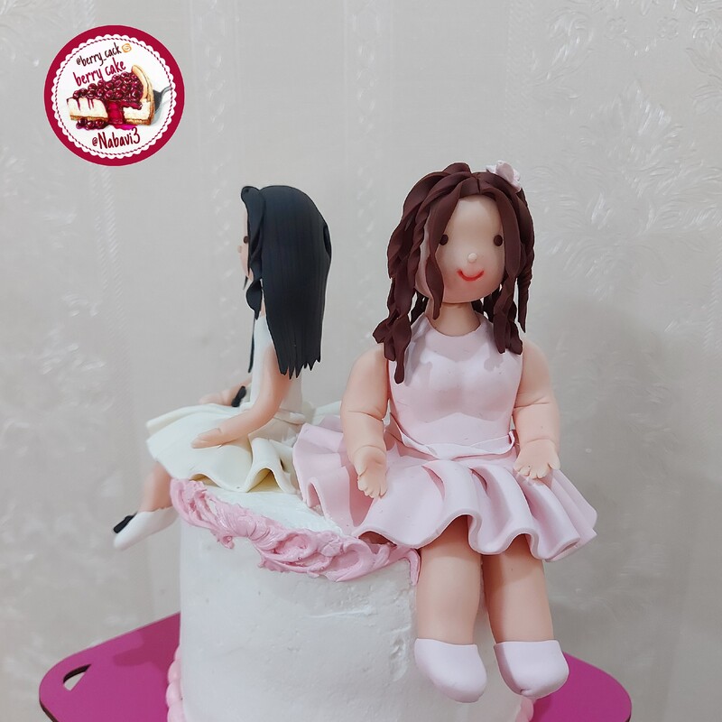 مینی کیک دخترونه سفید و صورتی با وزن 500 گرم هزینه ارسال با مشتری