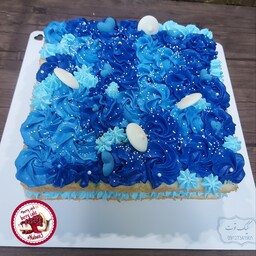 کیک کم خامه مردانه آبی رنگ با تزیین قلب های آبی و سفید هزینه ارسال  با مشتری