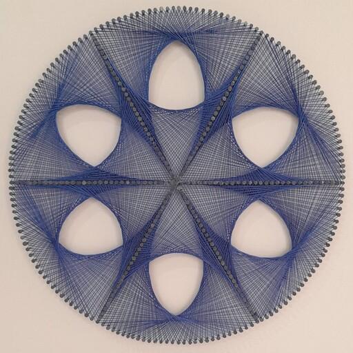 تابلو میخ و نخ طرح ماندالا (نیلوفر، ابعاد 45 در 40، نخ ابریشم، رنگ آبی کاربنی)
