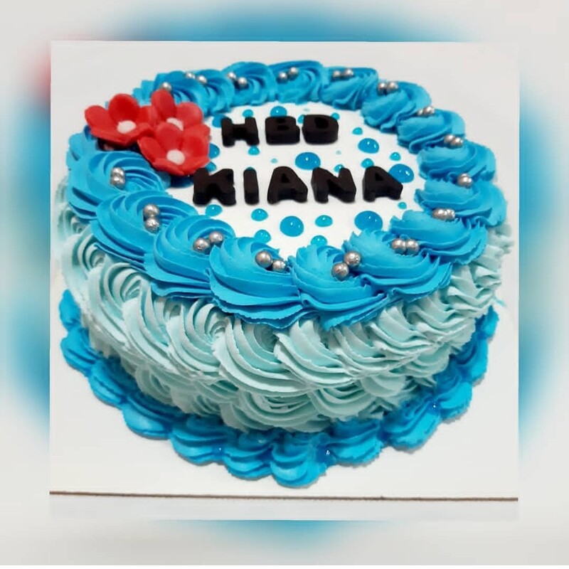 کیک تولد خامه ای تم رنگ  آبی 