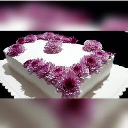 کیک تولد خامه ای تزئین شده با گل