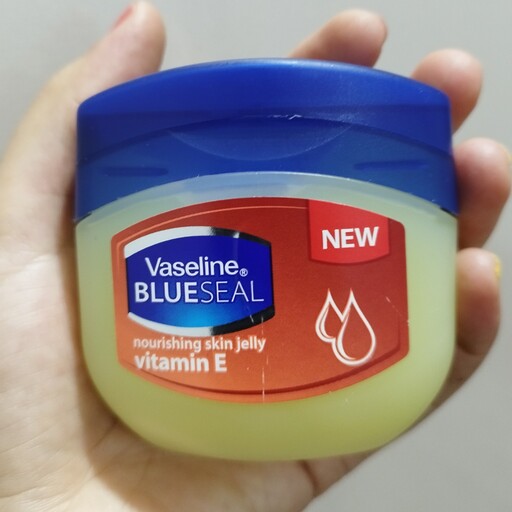 وازلین اصل مدل بلوسیل حاوی ویتامین E مرطوب کننده قوی پوست 100میل vaseline