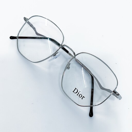 عینک طبی زنانه دخترانه با قابلیت تعویض عدسی های جدید نمره دار مدل چند ضلعی دسته طرح دار رنگ silver نقره ای همراه با جلد 