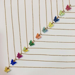 گردنبند پروانه رنگارنگ با زنجیر استیل و رنگ ثابت   