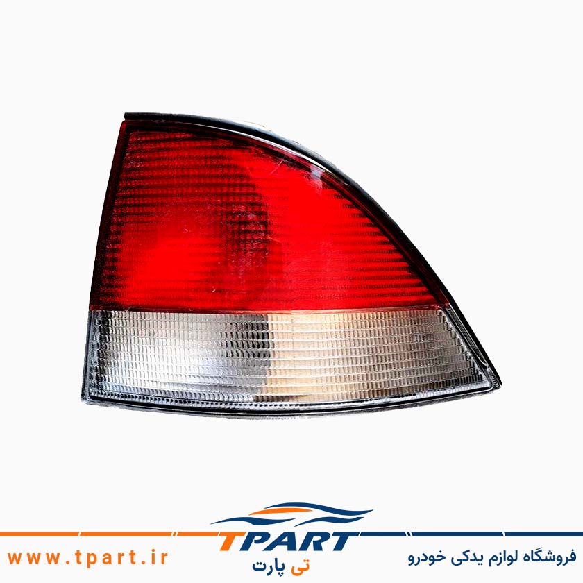 چراغ عقب روی بدنه سمند قدیمی سمت شاگرد