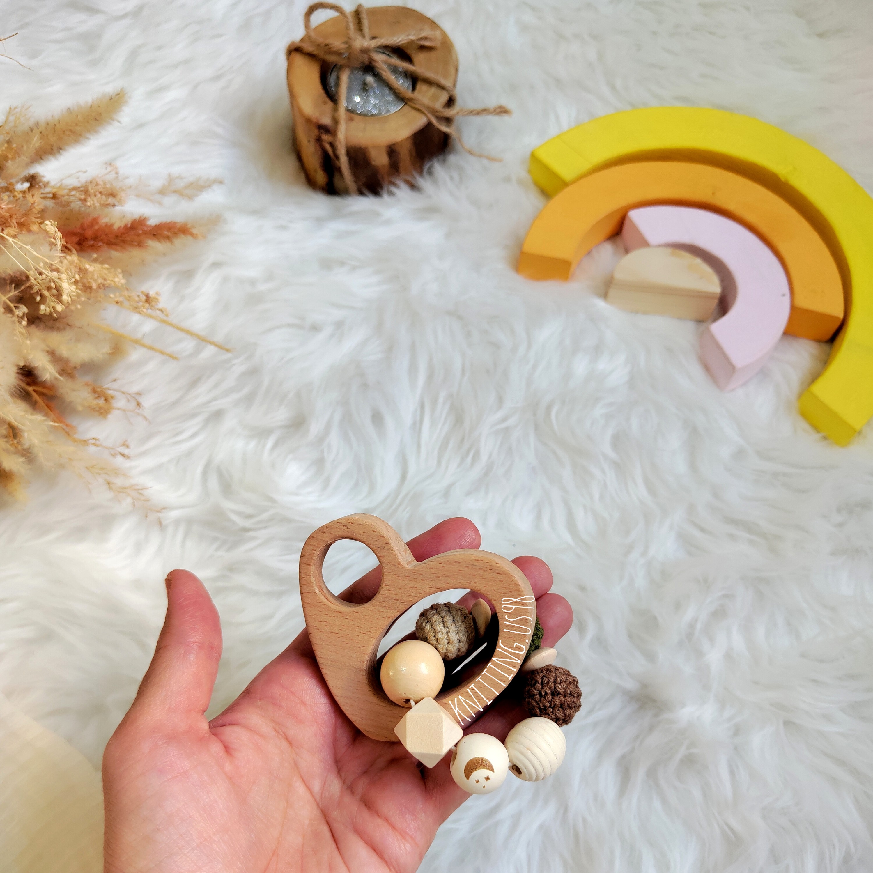 دندانگیر دستبندی چوب راش قلب هاپو دستباف با کاموای تُرک پسرانه سیسمونی نوزاد 