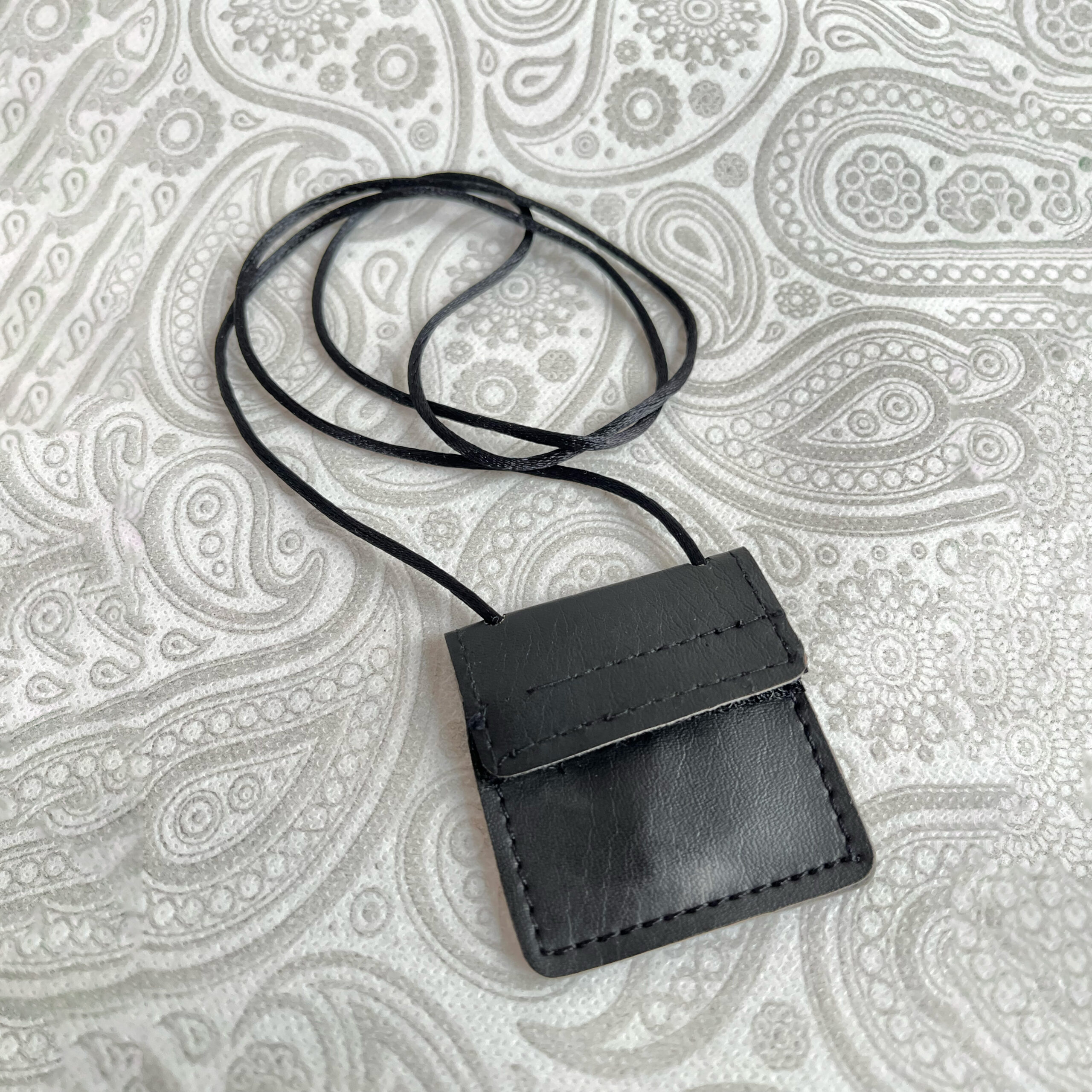 کیف گردن آویز قرآن کوچک و حرز (چسبی-بدون دکمه)