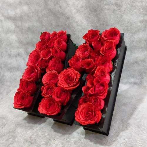 باکس گل رز حرف m