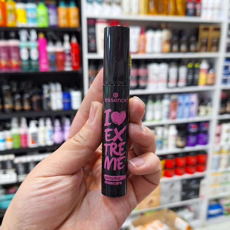 ریمل اسنس ساخت ایتالیا موجوددر دو رنگ صورتی و مشکی، حجم دهنده و بلند کننده