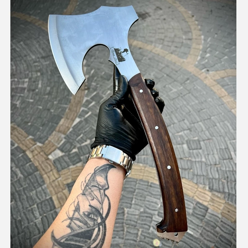 تبر باغبانی و طبیعت گردی هما