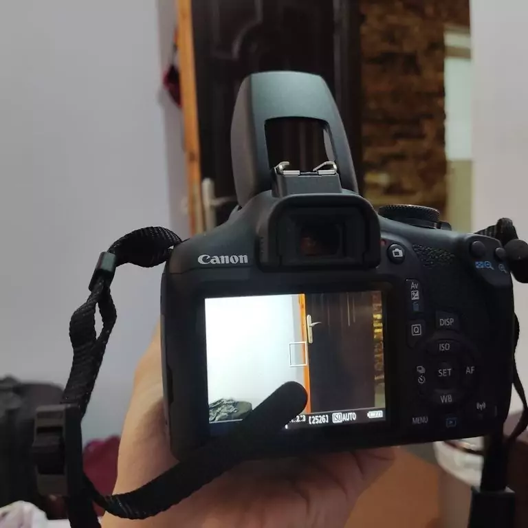 دوربین دیجیتال کانن مدلEOS 2000D به همراه لنز55-18mmوکیف دوربین(موجودی بگیرید) 