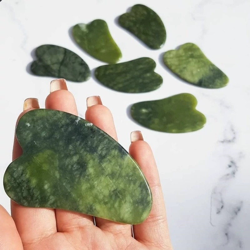  اپلیکاتور ماساژور سنگ یشم لیفت صورت مدل قلبی ماساژور پوست و لیفتینگ صورت با خواص عالی بالا برنده گردش خون  