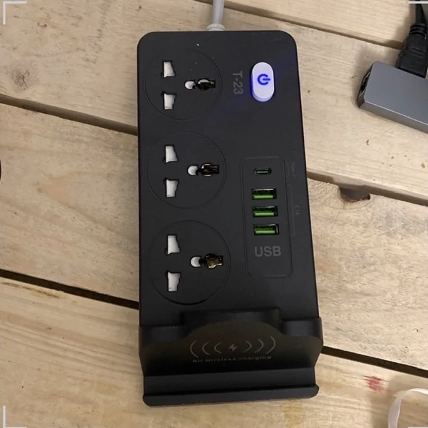 سه راهی برق با شارژر وایرلس مدل T-23A