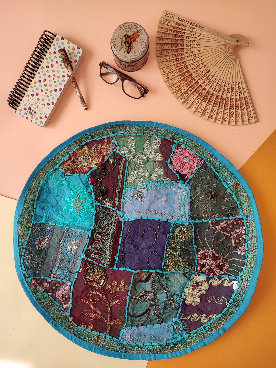 رومیزی سنتی گرد فیروزه ای مدل گل و برگ