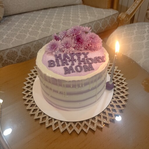 کیک مینیمال بنفش با دیزاین گل طبیعی و فیلینگ دست ساز خانگی (ارسال از طریق اسنپ یا تحویل حضوری توسط مشتری)