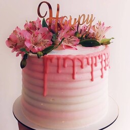 کیک تولد خامه ای با گل طبیعی( ارسال از طریق اسنپ یا تحویل حضوری توسط مشتری)