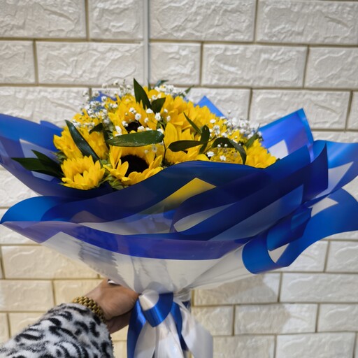 دسته گل طبیعی آفتابگردان تم آبی و زرد  با کیفیت عالی و کاغذ آرایی خاص ضد آب