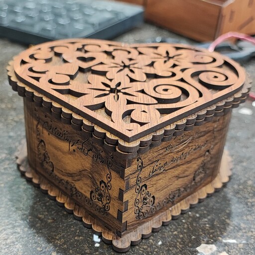 جعبه هدیه کادو چوبی طرحدار قلب درب ساده 12cm در 5.5cm با حکاکی متن فارسی دیواره 