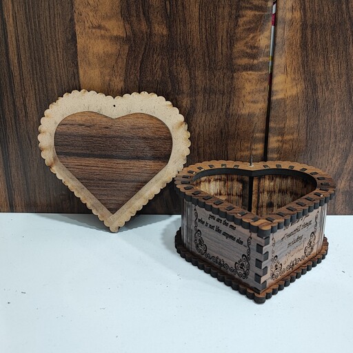 جعبه هدیه کادو چوبی طرحدار قلب درب ساده 12cm در 7cm (ضخامت 6میل)با حکاکی متن انگلیسی دیواره 