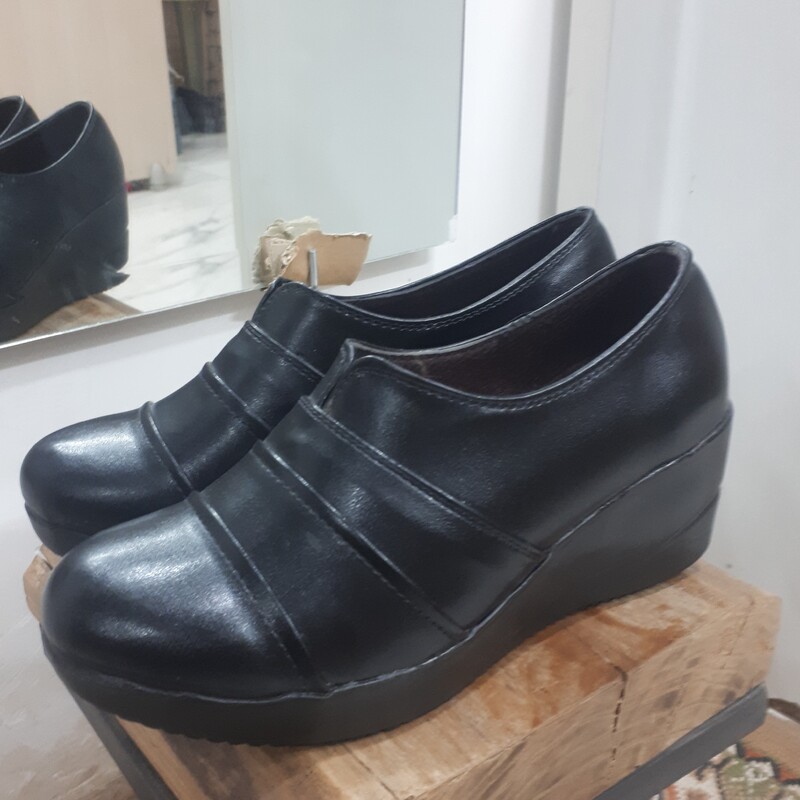 کفش چرم مصنوعی تبریز  زیر پیو سایز  37 تا 40 دارای آستر  ترمه ضد حساسیت فوق العاده سبک و راحت  مخصوص استفاده در محیطهای 