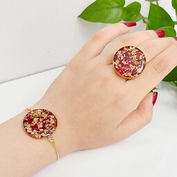 نیم ست دستبند وانگشتر زنانه جنس استیل کارشده با گل رز طبیعی و ورق طلا  ورزین اپوکسی