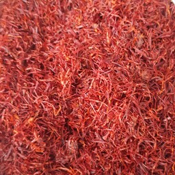زعفران شکسته مخلوط با 15 درصد ریشه که در مجاورت هم رنگ ریشه ها کاملا قرمز شده،یک محصول مقرون به صرفه و خیلی  خوش رنگ