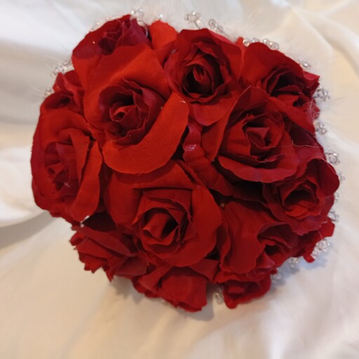 دسته گل عروس رنگ قرمز  با گل  های  مصنوعی قابل شستشو  مناسب عقد عروسی و حنابندان
