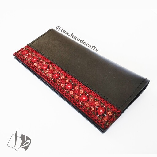 کیف موبایل و کارت زنانه چرم طبیعی با سوزندوزی پته به رنگ مشکی از صنایع دستی طا 