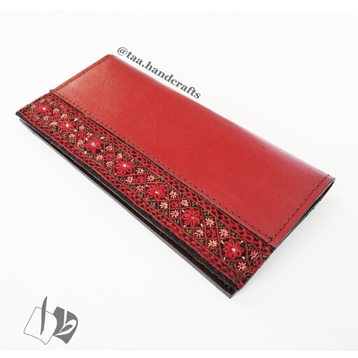 کیف موبایل و کارت زنانه چرم طبیعی با سوزندوزی پته به رنگ قرمز از صنایع دستی طا