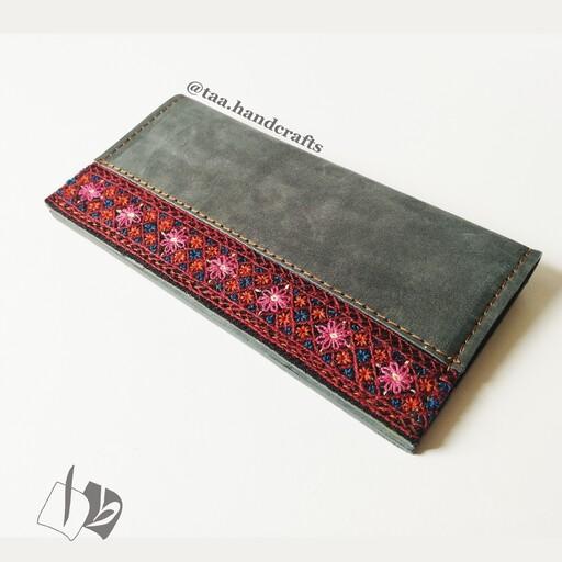 کیف موبایل و کارت زنانه چرم طبیعی با سوزندوزی پته به رنگ خاکستری از صنایع دستی طا 