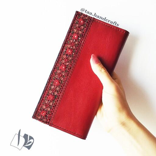 کیف موبایل و کارت زنانه چرم طبیعی با سوزندوزی پته به رنگ قرمز از صنایع دستی طا