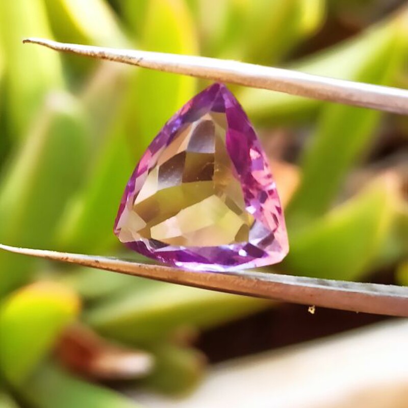 نگین گوهر سنگ آمیتیست طبیعی نچرال تراش جواهری مثلث خوشرنگ و زیبا 