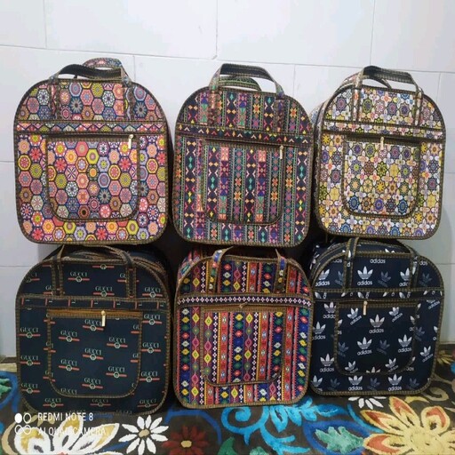 کیف چمدانی زیبا دارای یک جیب در جلو دسته ی ایمن شده سرزیپ فلزی در طرحهای موجود در عکس 