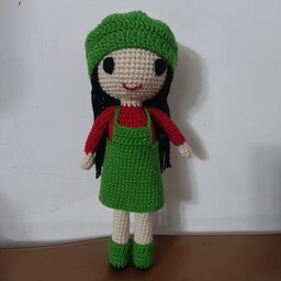 عروسک بافتنی یلدایی قلاب بافی رنگ سبز و قرمز22سانت