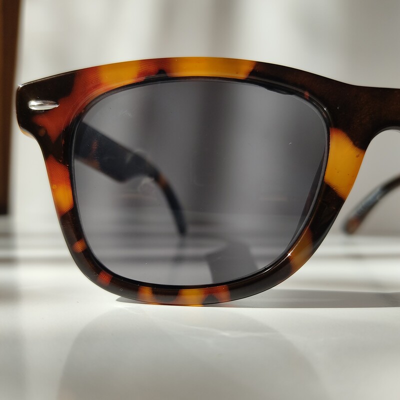 عینک آفتابی زنانه استاندار د uv400  رنگ پلنگی سایز فریم متوسط مناسب صورت های ظریف و کشیده 