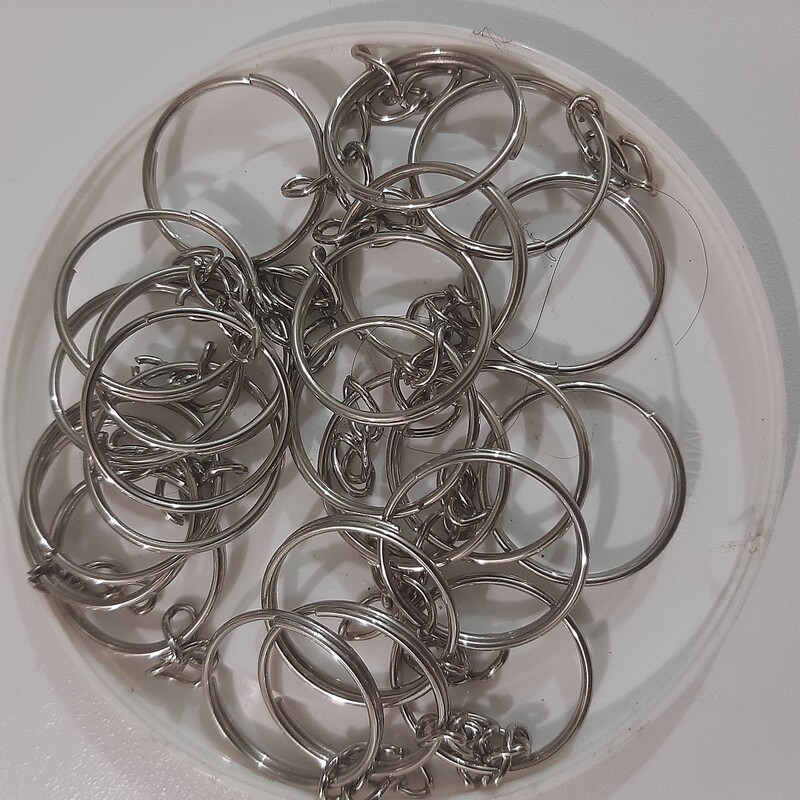 جاسوئیچی حلقه زنجیر دار    مفتولی     2  دور  2.5 بسته 100 عددی. نقره ای حلقه و چهار دانه زنجیر